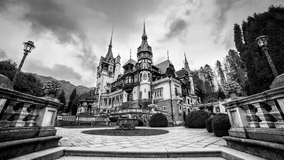 Dracula's Castle, Brasov and Peles Full-Day Tour from Bucharest