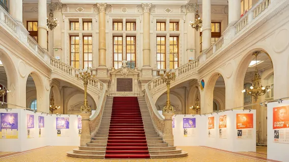 Tour in minivan della casa di Ceausescu, del Parlamento e del Museo del villaggio