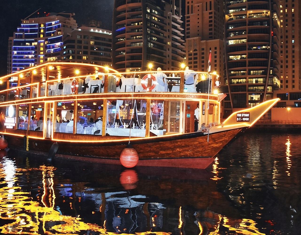 Dubai: crociera con cena in dhow sul Creek o sul porto turistico con spettacoli dal vivo