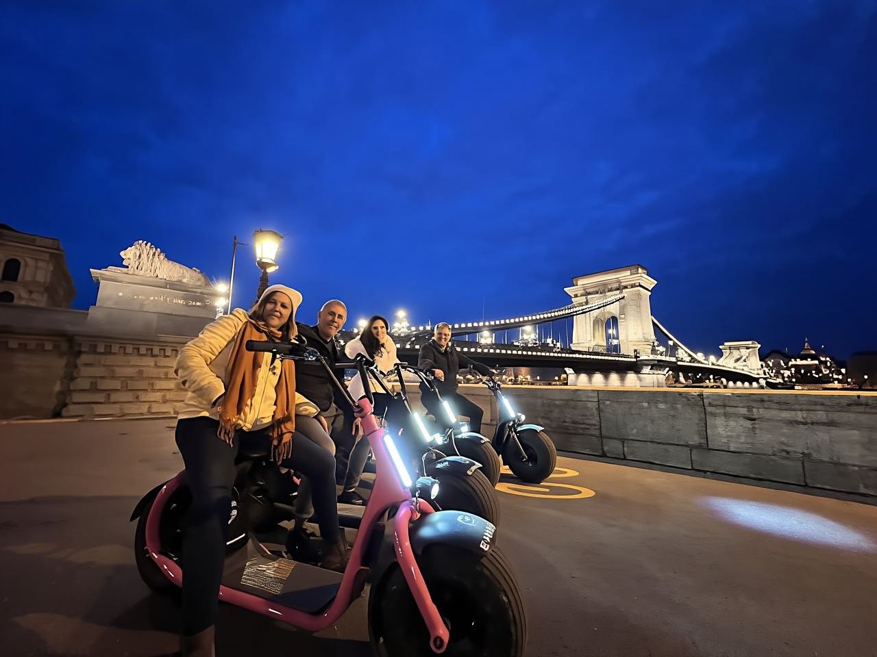 Tour guidato notturno di Budapest in monopattino elettrico