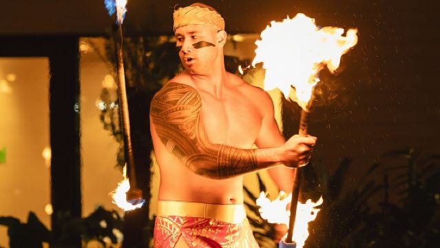 Гавайский праздник "Queens Waikiki Luau" с ужином "шведский стол" и культурными мероприятиями.