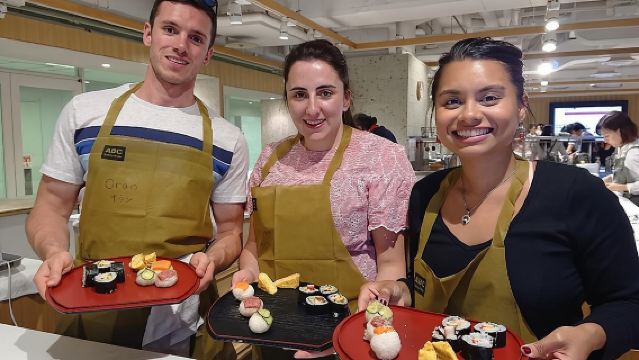 Tokyo Tsukiji Outer Fish Market Tour and Sushi Cooking Lesson