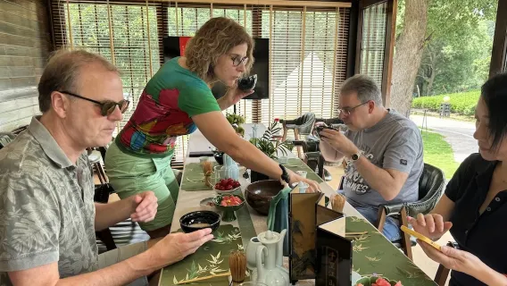 Eatwith Momenti Condivisi - Hangzhou - Entra nel mondo del tè Song, danza con i rotoli di calligrafia e scopri la romantica nicchia di Hangzhou