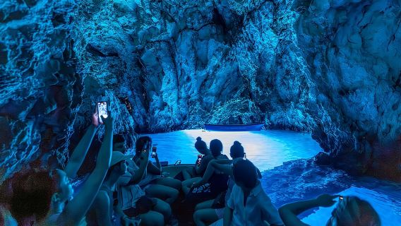 Split oder Trogir: Schnellboot-Tagestour zur Blauen Grotte, nach Vis und Hvar