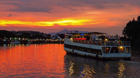 Trải nghiệm du thuyền ngắm hoàng hôn trên sông Sarawak tại Kuching