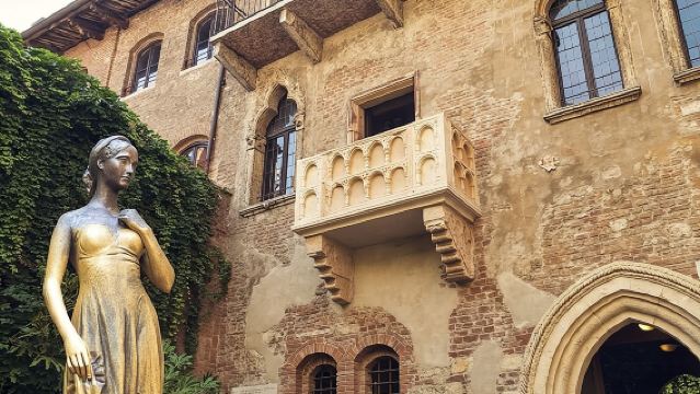 Tour to discover the Unique History of Verona, the City of Art