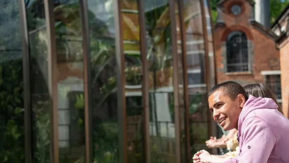 Visita a la destilería de ginebra Bombay Sapphire