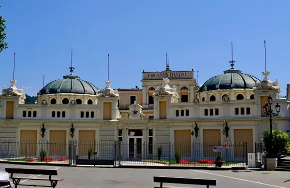 菲烏吉五大景點包車一日通覽：從溫泉到壁畫
