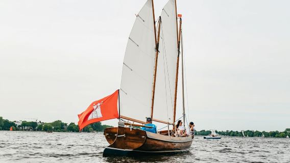 Hamburg: Alster-Fluss-Segeltour auf einem zweimastigen Segelboot
