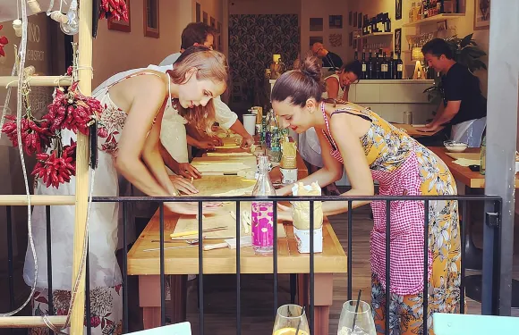 萊切的貓耳義大利麵烹飪課和葡萄酒搭配