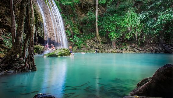 Tour privato alle cascate di Erawan, al fiume Kwai e alla ferrovia della morte da Bangkok
