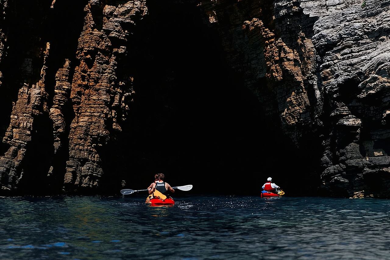 Budva Bay: Kayak & SUP Tour to Coastal Caves