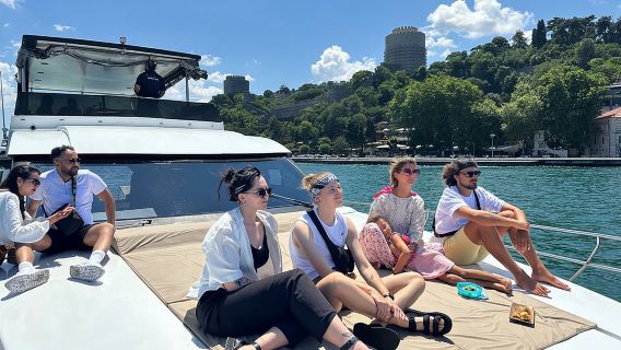 2-stündige Luxus-Yachtkreuzfahrt auf dem Bosporus in kleiner Gruppe ab Istanbul