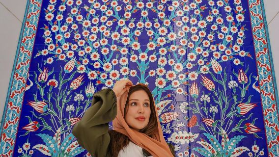 perjalanan satu hari ke Masjid Agung Sheikh Zayed, Museum Louvre, dan Istana Kepresidenan di Abu Dhabi, UEA.