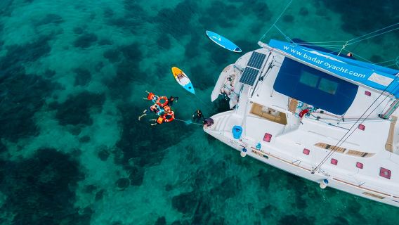 Tour privato in barca a vela catamarano per famiglie e team building a Phuket, Thailandia - giochi acquatici e tour di un giorno a Coral Island + Racha Island