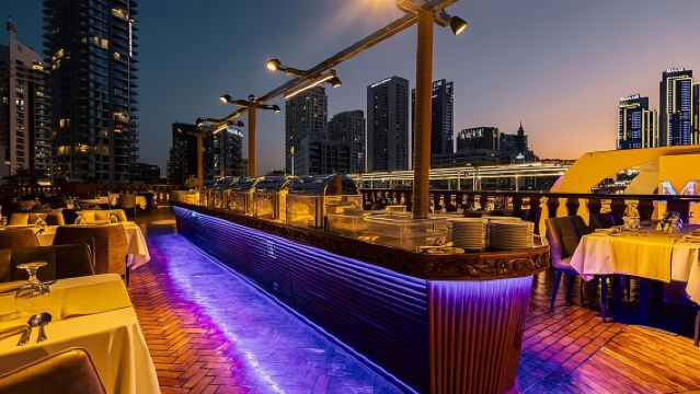 อาหารเย็นบนเรือในดูไบมารีน่าบนเรืออเล็กซานดราดาว