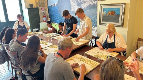 Polignano: Clase de cocina típica con aperitivo y vino incluido