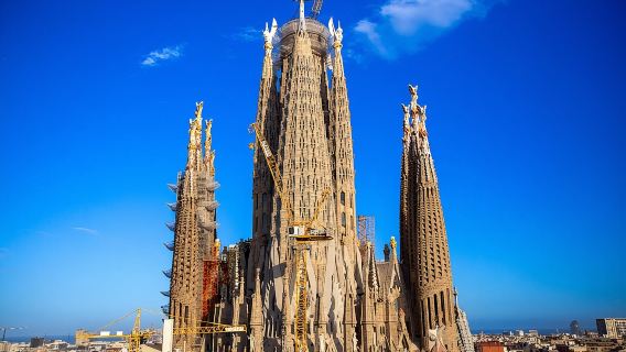 Visita guiada a la basílica de la Sagrada Família en Barcelona con opciones adicionales.