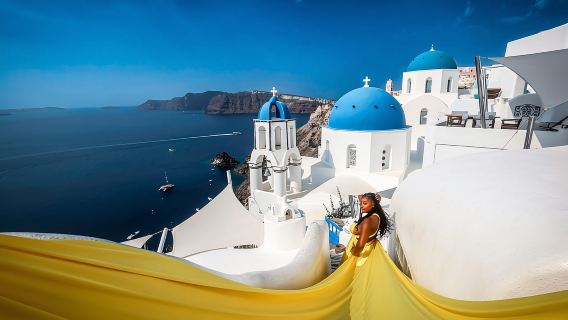 Servizio fotografico in abito da sposa a Santorini con prelievo in hotel
