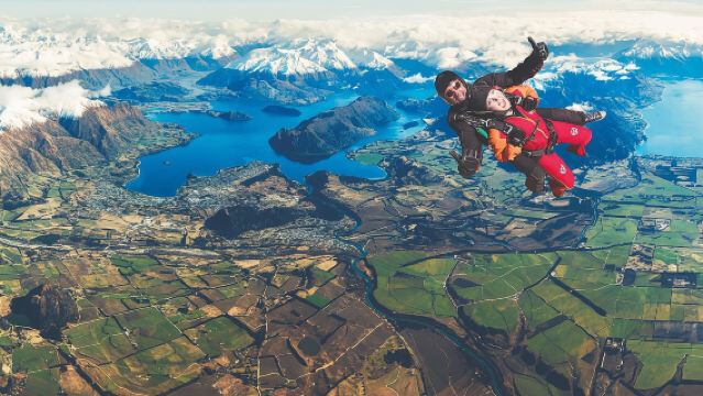 Tandem parachutespringen boven de Zuidelijke Alpen en meren van Wanaka, Nieuw-Zeeland