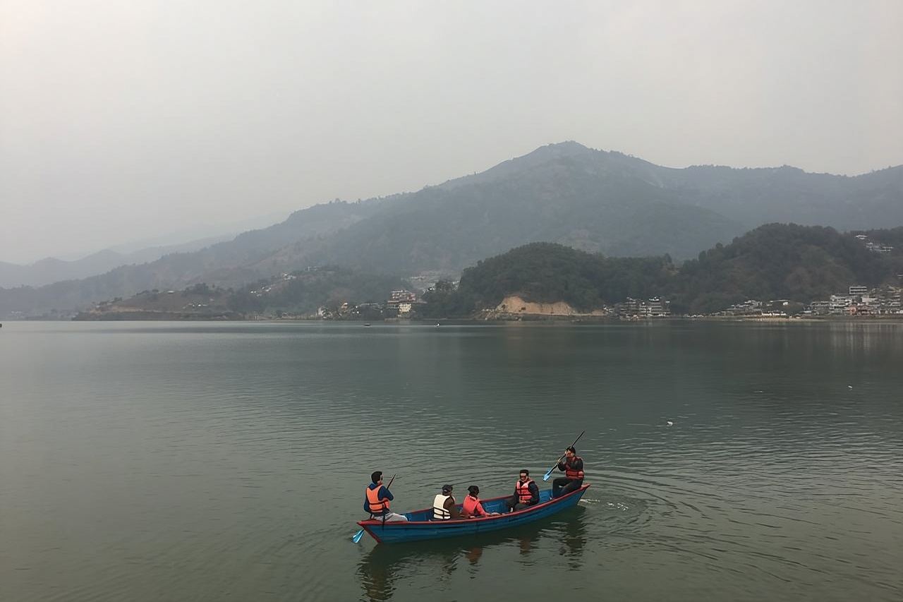 Tur Tempat-Tempat Menarik di Pokhara dengan Bus Bersama