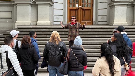 Tiflis: Tour nocturno a pie con charlas, vino y paseo en barco.