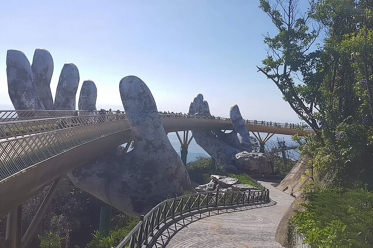 Privater Transfer zur Goldenen Brücke – Ba Na Hills inklusive Seilbahnticket