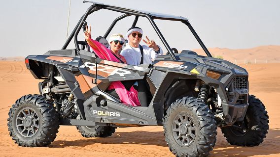 Safari nel deserto premium, giro in cammello in dune buggy, sandboard e cena barbecue