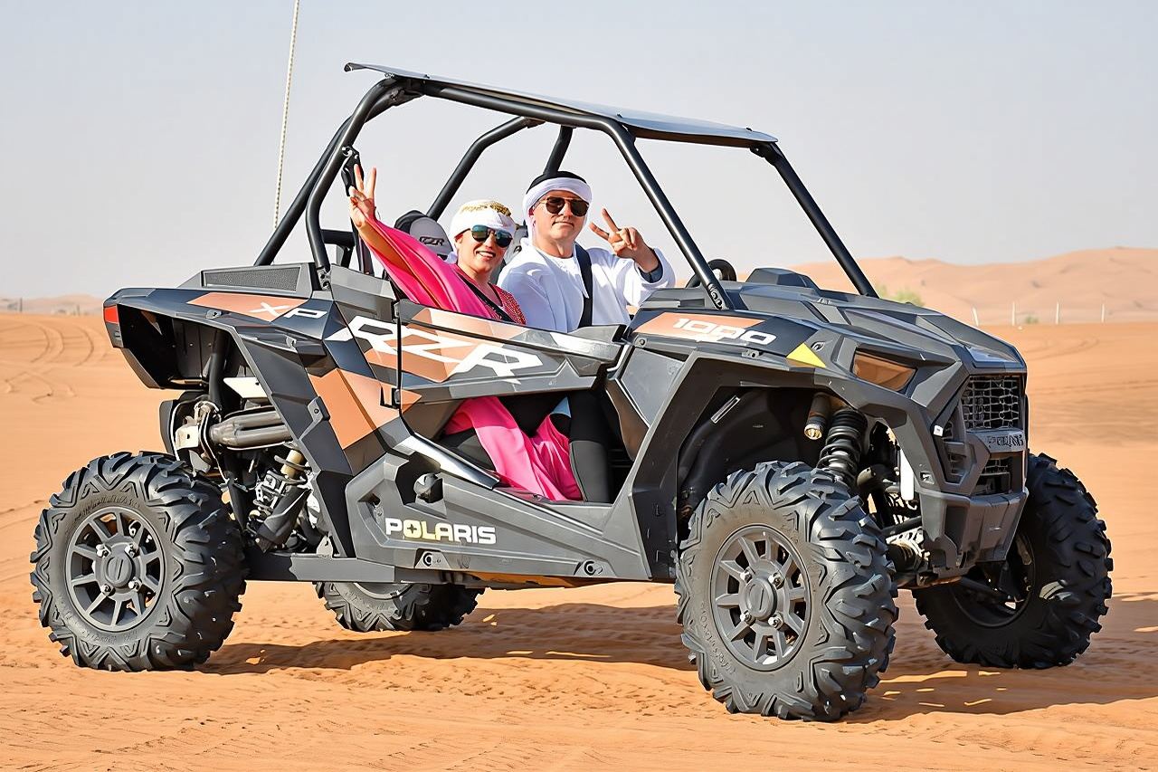 Safari nel deserto premium, giro in cammello in dune buggy, sandboard e cena barbecue