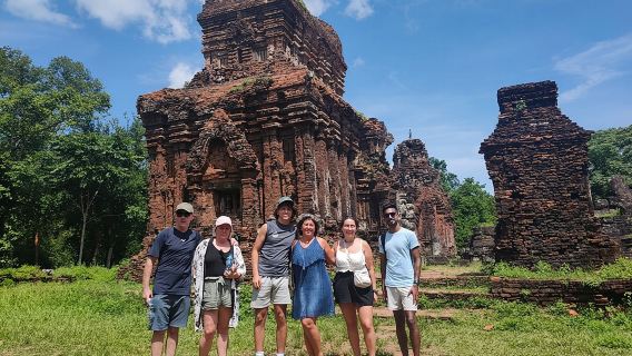Tour por la tarde al Santuario de My Son: Disfruta de un paseo en barco y saborea un banh mi