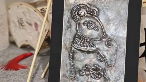 Graver l'Élégance : Atelier d'Art Traditionnel de Gravure sur Argent à Tianzifang
