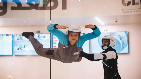 Experiencia de paracaidismo en túnel de viento CLYMB Indoor en Abu Dabi [Viaje autoguiado]