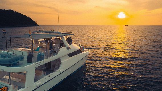 タイ・プーケット発ピピ島ヨット、遊覧船【マヤベイ・カイ島・ミール島+シュノーケリング+ホテル送迎+ランチ】