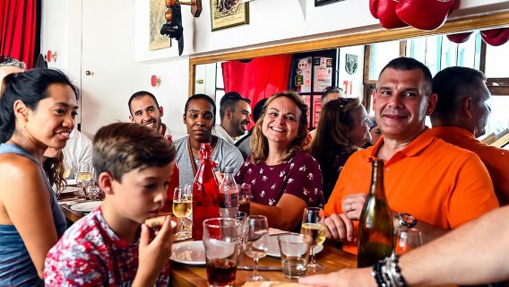 ทัวร์ชิมอาหารรสเลิศ 10 เมนูพร้อมไวน์ ในย่านมงต์มาร์ทหรือมหาวิหารนอเทรอดาม