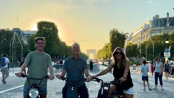 Parigi: Tour notturno della Torre Eiffel e di Notre Dame in bici elettrica