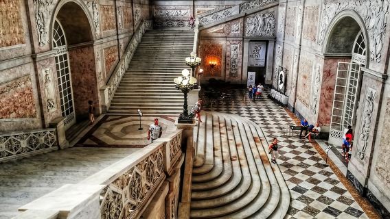 Napoli: tour privato del Palazzo Reale e dei Quartieri Spagnoli