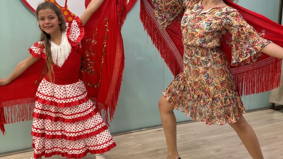 말라가에서 가족과 함께하는 45분 플라멩코 댄스 클래스