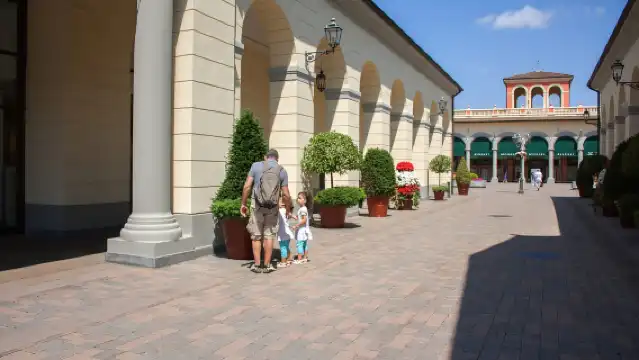 Milan: Serravalle Designer Outlet Roundtrip Bus Transfer