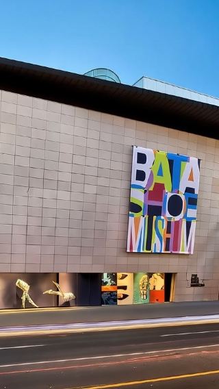 トロント市庁舎＋スカーバロー・ブラフス＋バータ靴博物館＋ケンジントン・マーケット ワンデーツアー