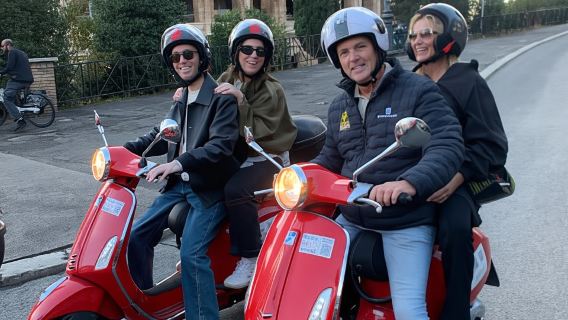 Roma dengan Vespa – Tur Berpemandu: Berkendara atau Naik sebagai Penumpang