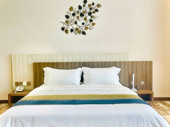 LIN 288 Hotel Room Type - Standard Queen Room
