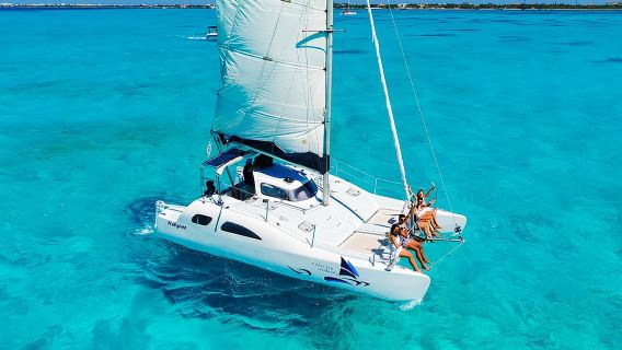 Catamarán privado desde Cancún a Isla Mujeres para hasta 13 personas