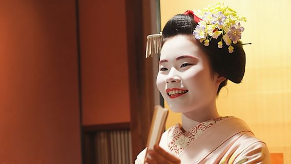 Gion Walking Tour and Dinner with a Maiko in Kyoto