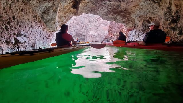 Recorrido en kayak por la Cueva Esmeralda Express con paradas panorámicas e históricas