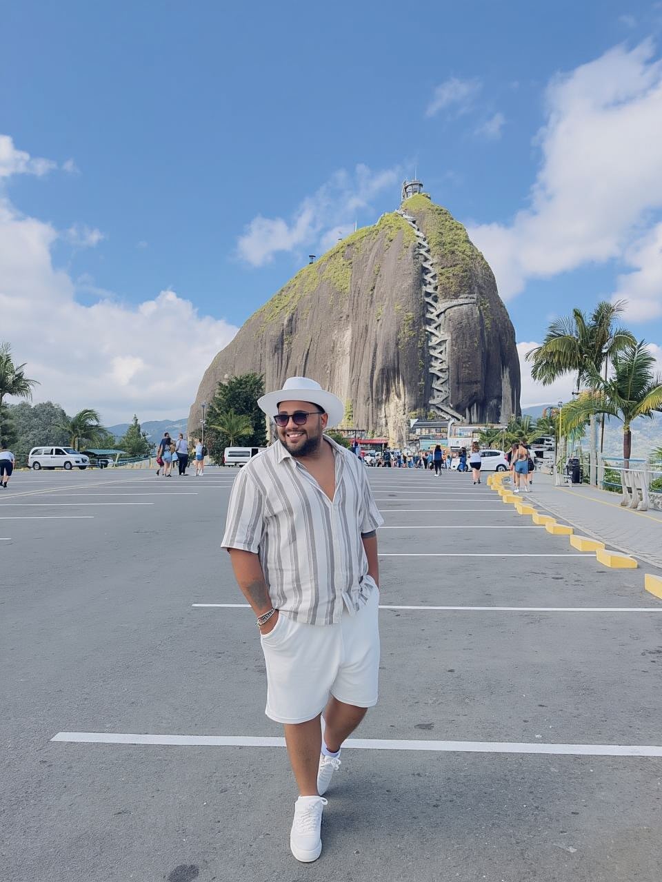 Medellin: Tour to Guatape, Peñol, and Boat Ride, with Lunch and Breakfast