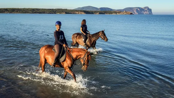 Escursione a cavallo sulla spiaggia di Porto Ferro ad Alghero