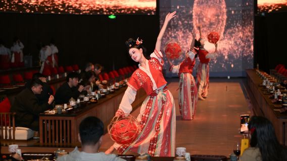 Guiyang Weaving and Embroidery Banquet Cultural Theme Dining Show (Must-visit palace banquet restaurant in Guiyang + exquisite accompanying performances + gourmet feast + visual spectacle + optional ancient costume experience)