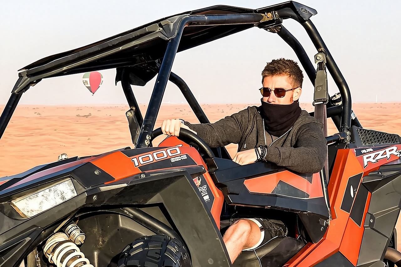 Safari mattutino sulle dune di Dubai in buggy con sandboarding e giro in cammello