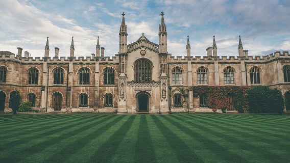 one-day tour of Cambridge University and medieval towns in England|Explore the academic temple|Small group