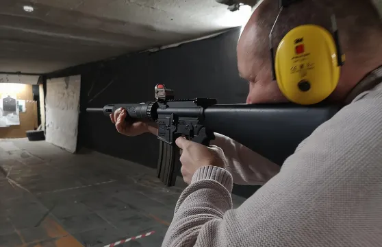 裡加射擊場：溫徹斯特、格洛克17和卡拉什尼科夫步槍